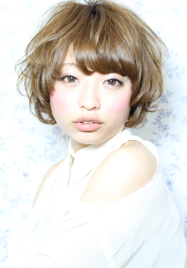 ゆるくパーマをかけたニュアンスヘア