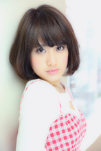 大人可愛い&簡単スタイリングでセットしやすいボブ☆斜めバングで小顔ヘア☆柔らかいシルエットで毛先に動きをつけたお手入れ簡単スタイルです。アッシュ系のカラーで伸ばしたい人にもオススメヘアです|Aereのヘアスタイル