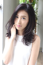 かきあげバングで大人の色っぽさがUPの無造作ウェーブセミディ|Secretのヘアスタイル