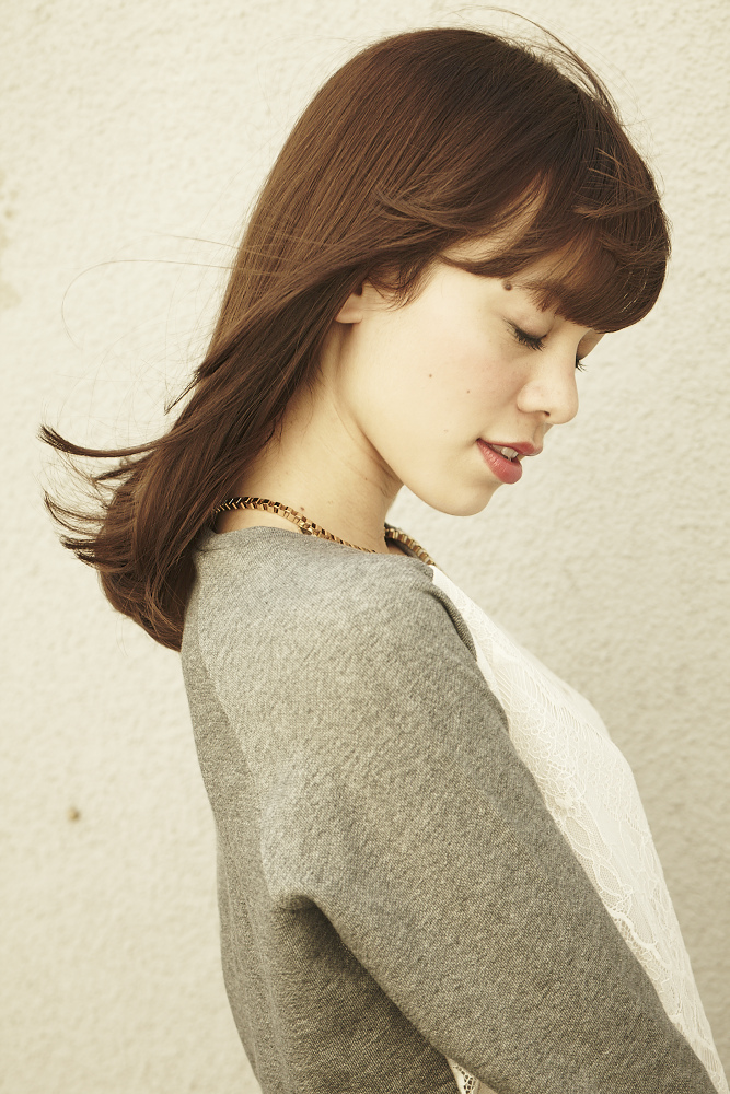 ナチュラルに自然なストレート！毛先の厚みを残しルーズな中に艶感をプラス♪
