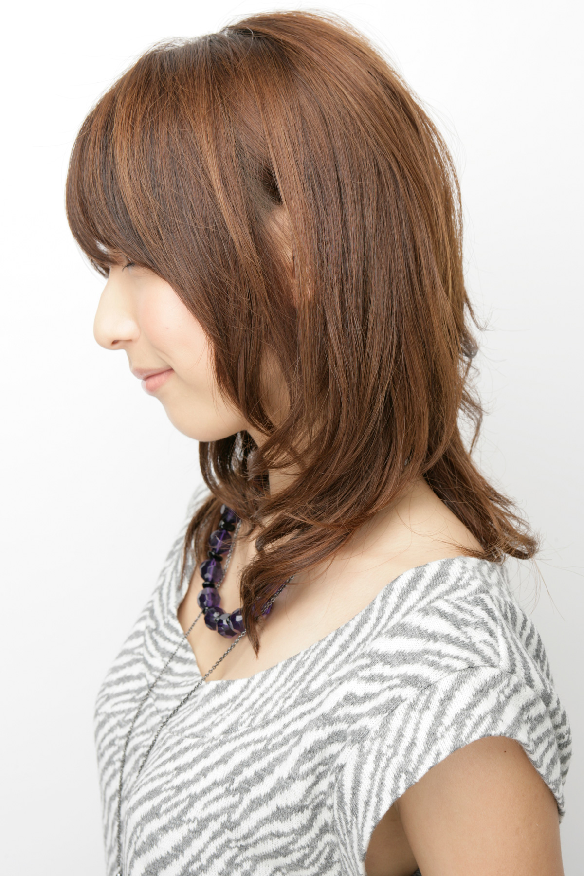 美女シルエットにツヤ感を与えるスリークカール