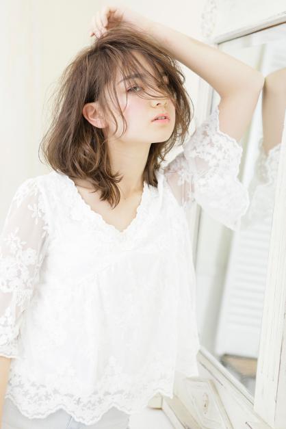 クセ毛なのにラフで甘い動きが色っぽい束感ミディアム 銀座の美容室 Afloat Japanのヘアスタイル Rasysa らしさ