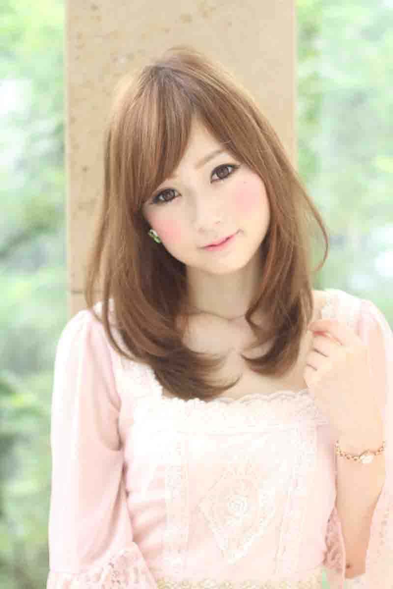 ヘアカタログ　内巻きセミロング髪型