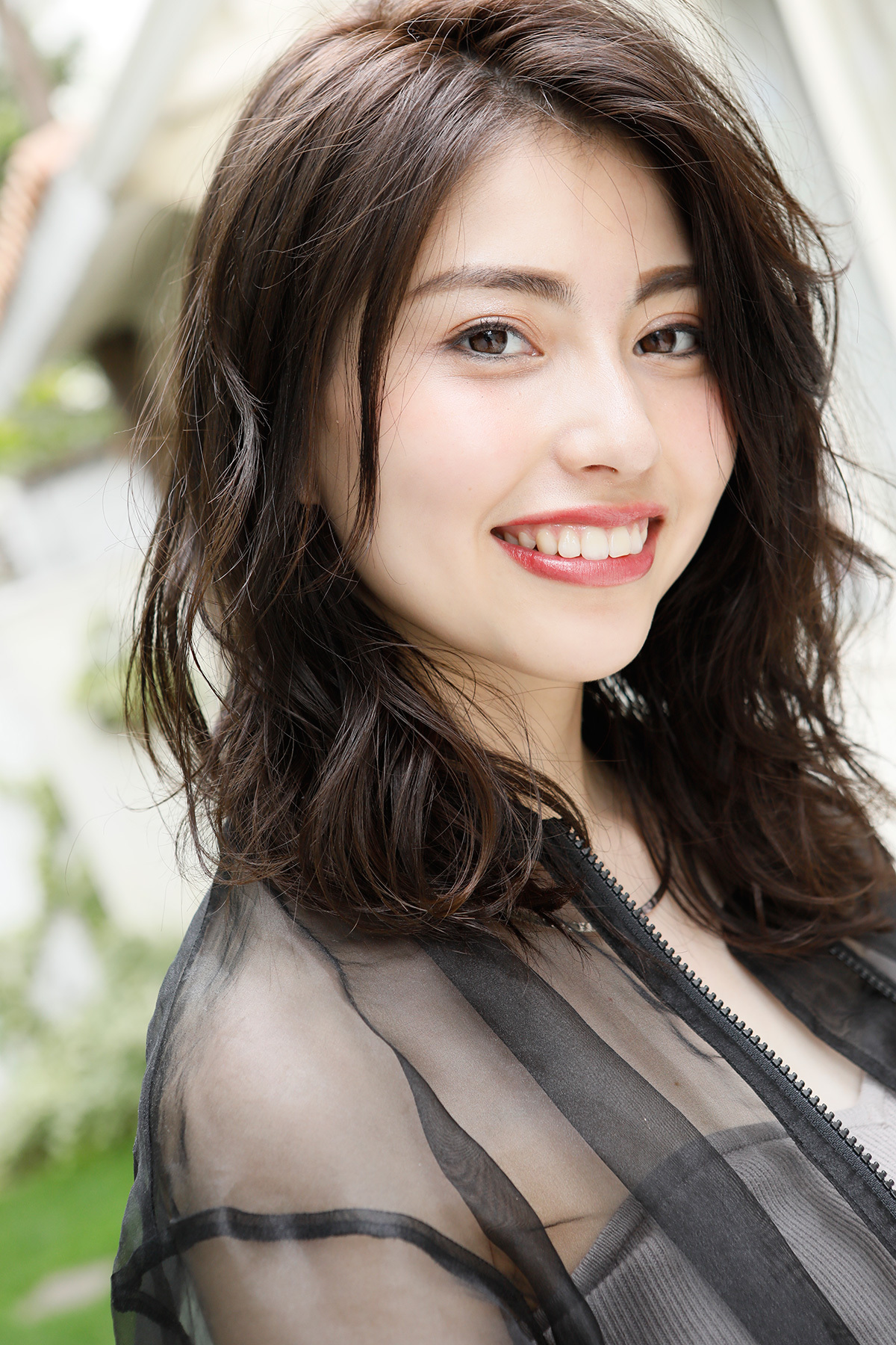 瑞々しさが漂うセミウエット調のなめらかなパーマヘア