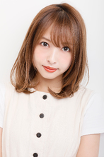 ハリコシアップでふんわり感を与えたデザインストレート|ALICe by afloatのヘアスタイル