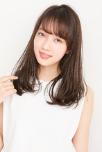 クッキリ分け目をナチュラルにフォローした潤いミディアム|ALICe by afloatのヘアスタイル