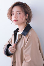 イルミナカラーのコートに似合うショートスタイル AKI-561|ALICe by afloatのヘアスタイル