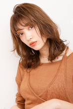大きめカールで弾むような毛流れに サイドパートでカジュアルさも忘れない|ALICe by afloatのヘアスタイル