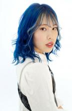 ビビッドなブルーカラーとフェイスフレーミング|B2C梅田のヘアスタイル