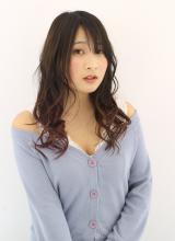 グラデーションになるように毛先のみブリーチをしてピンクをオンカラー。|Raffine 三宮のヘアスタイル