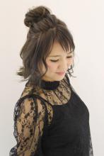 ルーズなお団子に外ハネや動きを入れて、ボブでも華やかにおしゃれハーフアッ プアレンジ|Raffine 三宮のヘアスタイル