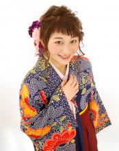 左サイドでふわふわボリューム、 右サイドはたっぷりのお花でインパクト大!|Raffine 三宮のヘアスタイル