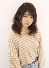 直毛で髪量の多い髪質。しっかり毛だけどインナーカラーはブリーチ毛なので、 お薬を塗り分けてダメージを最小に抑えて、広がらないふんわりカールをかけました。|Raffine 三宮のヘアスタイル