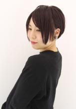 ぱつっとした切り口にウェットな質感が可愛い、えり足は刈り上げて丸みをだしたすっきりショート|Raffine 三宮のヘアスタイル