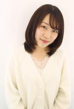 重めのワンレンボブを春らしく、軽やかに見せるために顔周りにレイヤーを入れて、動きのでやすいヘアスタイルにカットしました。 少しクセもあるので広がらないよう、ドライストロークカットで細かく丁寧に量を減らして、カットしています|Raffine 三宮のヘアスタイル