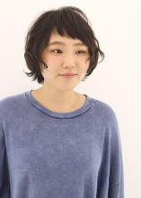 伸ばしかけのショートをパーマでイメチェン。 ペタンコボリュームの出にくい軟毛も、弱酸性デジタルパーマでふんわり動きをプラス|Raffine 三宮のヘアスタイル