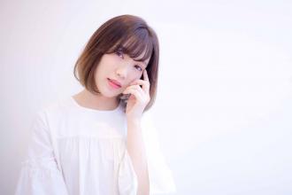毛先が暗く、根元だけが明るい色に失敗されてしまったモデルさん。毛先はブリーチを使って、毛先に向かって自然に明るくなる、グラデーションカラーで、夏っぽく仕上げました|Raffine 三宮のヘアスタイル