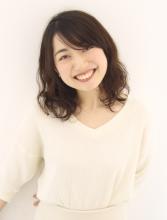 乾かすとカールが出ない人におすすめ! ドライヤー後もカールを再現!セットしやすい長持ちパーマヘア|Raffine 三宮のヘアスタイル