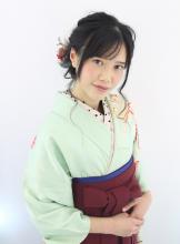 ねじり編みでゆるさを出しつつ、トップもふんわりシルエットにして、 飾りとバランス良く後ろにボリュームをもってきてまとめたアップセット。|Raffine 三宮のヘアスタイル