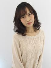 パーマがかかりにくい髪質にもくっきりウェーブ再現します。 スタイリングしやすく、長持ちするパーマは巻き方に工夫があります。|Raffine 三宮のヘアスタイル