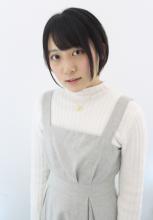 ロングヘアをばっさりカット。今人気の、短いのに丸みのあるショートにしました。 やや前下がりのラインで顔周りの髪の毛を残すことで小顔効果もアップ。 耳にかけるとさらにスッキリ感がアップします。|Raffine 三宮 安達 麻衣のヘアスタイル