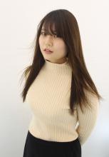ゆるくうねる、広がるクセをダメージを最小に抑えて自然にサラサラなびくストレートヘアに|Raffine 三宮のヘアスタイル