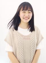今まで縮毛矯正をかけたことがなく、ごわごわして広がるクセの髪の毛。 ノンアルカリ縮毛矯正で風になびくサラサラのストレート|Raffine 三宮 安達 麻衣のヘアスタイル