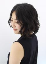 ばっさりカットし、動きのあるボブパーマに。弱酸性デジタルパーマで乾かすだけで仕上がります。|Raffine 三宮 山崎 美奈のヘアスタイル