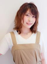 ブリーチで傷んだ髪の毛は、パーマがかかりにくく、かかってもカールが出にくいです。 薬剤やロッドの太さを工夫して、弱酸性デジタルパーマをかけました。 |Raffine 三宮 安達 麻衣のヘアスタイル