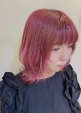縮毛矯正とブリーチは一緒にできないとどちらかのメニューを諦めていませんか?B2Cノンアルカリ縮毛矯正ならどちらの施術も可能です。 ストレートしてても鮮やかなチェリーピンクは目指せます|Raffine 三宮のヘアスタイル
