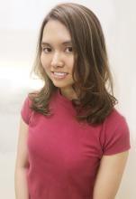細くたくさん入れたハイライトで立体感のあるカラーに。 分け目やアレンジによって見え方も変わるので、可愛くアレンジしやすいです。|Raffine 三宮のヘアスタイル