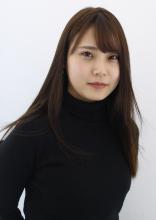 ゆるくうねる、広がる髪はナチュラルストレートで毛先までサラサラで軟らかい自然なストレート|Raffine 三宮のヘアスタイル