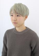 すっきりショートにシルバーカラーでかっこいいおしゃれヘアに|Raffine 三宮のヘアスタイル