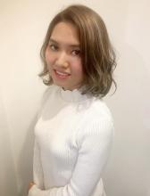 全体に細めに入れて、トップにもしっかり見えるようにデザインしてハイライトを入れています。デザインカラーは立体感が出て、おすすめです。|Raffine 三宮のヘアスタイル