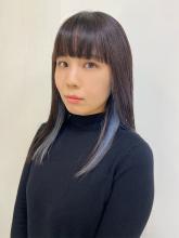 ダークトーンと相性抜群の薄いブルーのインナーカラーでお洒落カラー|Raffine 三宮のヘアスタイル