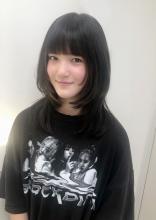 顔周りに多めに入れたレイヤーカットが頬にかかり小顔効果もあり、髪に動きが出しやすくなってスタイリングしやすくなっています|Raffine 三宮のヘアスタイル