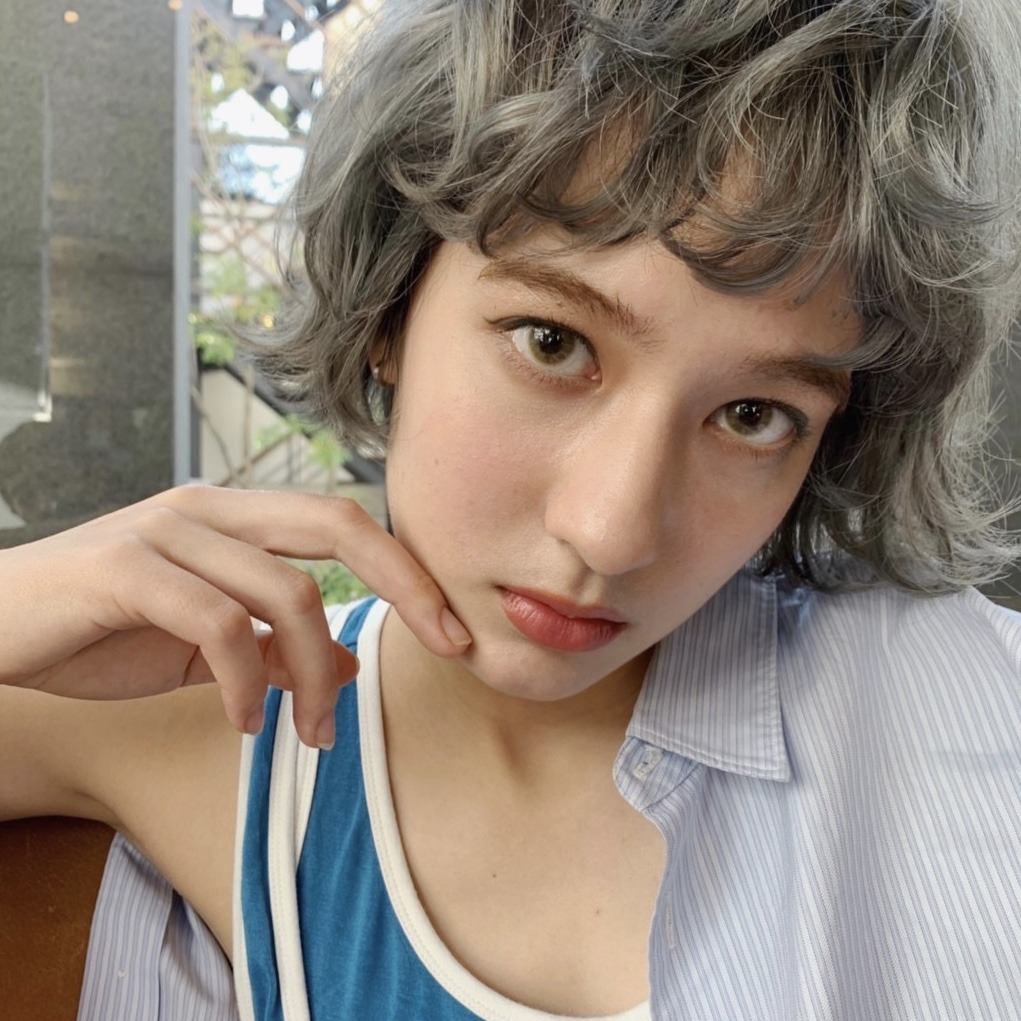 curly BOBsilver gray