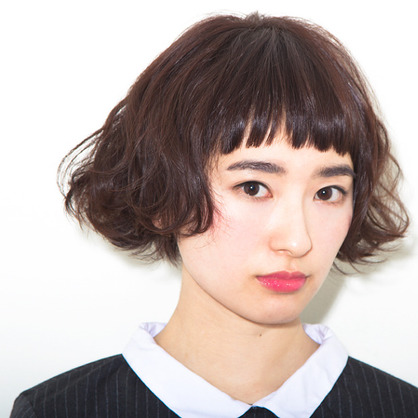 ショート 厚めバング ダークモカ ウェーブボブ 青山 表参道の美容室 Dab Omotesandoのヘアスタイル Rasysa らしさ