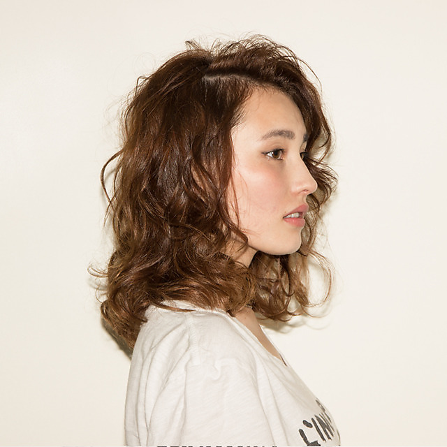 くせ毛風ミディアムパーマスタイル＊ハニーヘアの画像(4) ｜ 青山・表参道の美容室 DaB OMOTESANDOのヘアスタイル