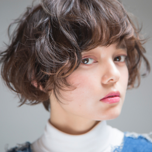 くせ毛風パーマで、ナチュラルガーリーショート♪/フェアリー ｜ 青山・表参道の美容室 DaB OMOTESANDOのヘアスタイル