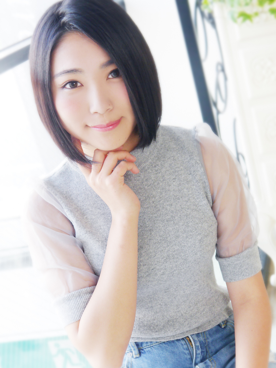 黒髪上品な大人女子ミディ