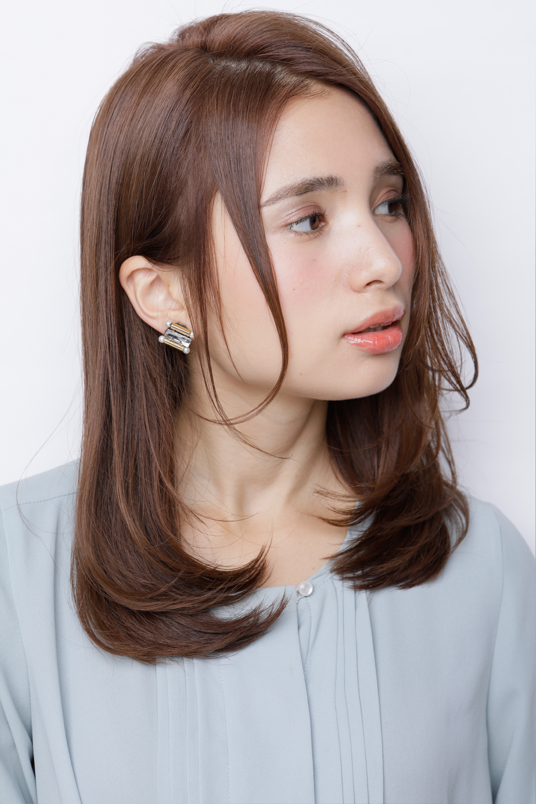 スリークな質感の内巻きニュアンスストレート