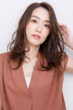 華やかで抜け感のあるエレガントなカールスタイル|Maria by afloatのヘアスタイル