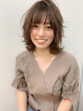 【重山】小顔バングレイヤー外ハネミディ|Maria by afloatのヘアスタイル