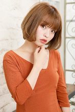 シンプルなレイヤーボブに明るめカラーを組み合わせ、隠しハイライトをON|MINX 銀座店のヘアスタイル