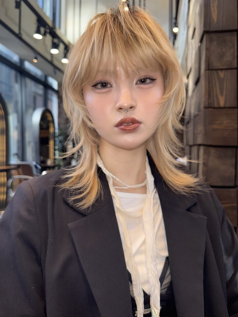 ハイレイヤー ハッシュカット ミルクティーブロンド