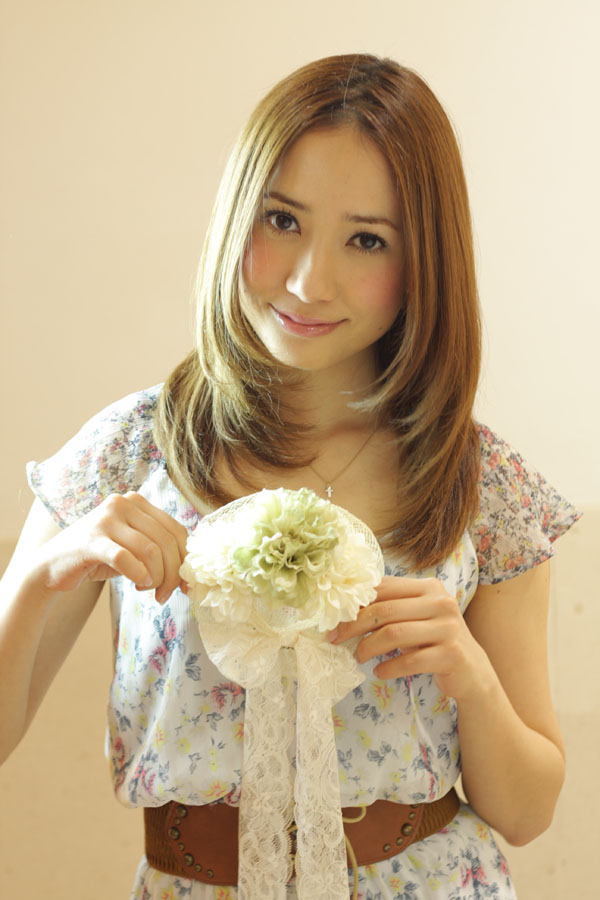 サラッとした艶髪&センターパートでキレイなお姉さんに・・・♪