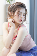 飾りピンがアクセント☆顔周りのフリンジで遊ぶアンニュイアレンジ|MINX 銀座二丁目店のヘアスタイル