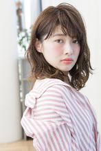 うねりカールを手グシでルーズに崩したナチュラルヘアチェンジ|MINX 銀座二丁目店のヘアスタイル