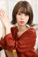 顔周りをハネさせて横にボリュームを出したおしゃれボブ|MINX 銀座二丁目店のヘアスタイル